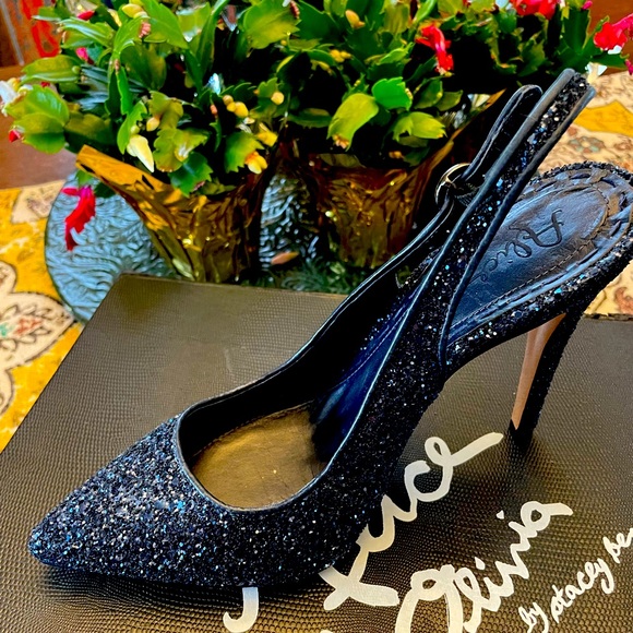 SOLD
Alice and Olivia Stilettos 39 EU , fits like a US size 7 1/2 - 8 . - Picture 3 of 6